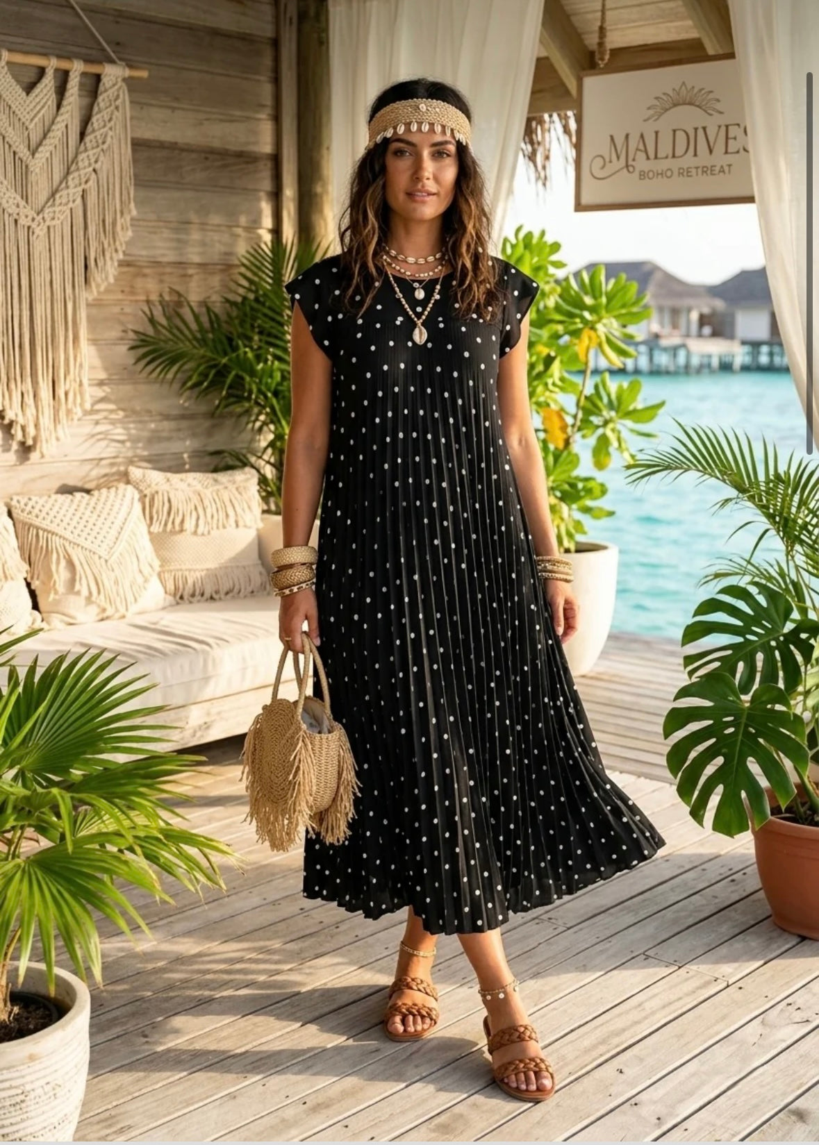 Donna polka dot Stunning pleated non crease dress with pockets.
One size fits 10-18