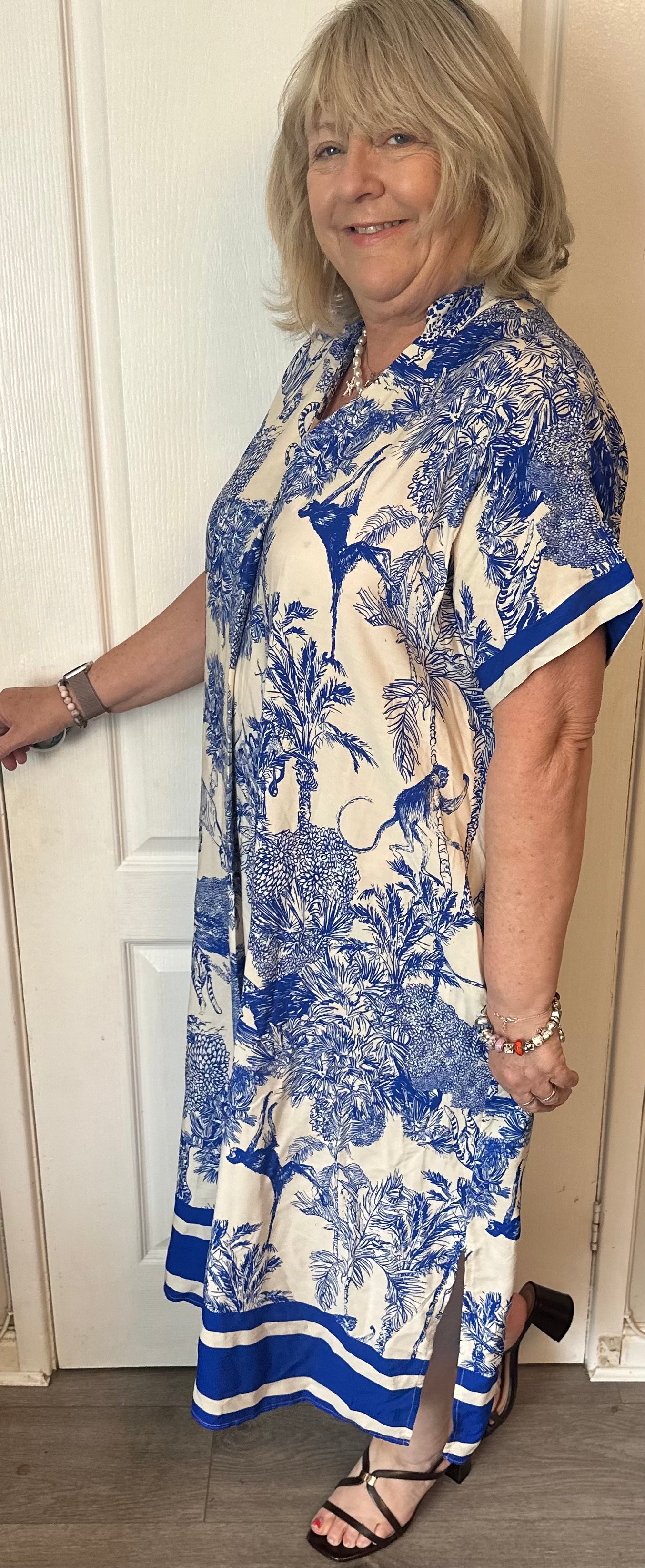 Willow Gorgeous printed dress with pockets and curved hem. 

One size fits 10-18/20

Viscose