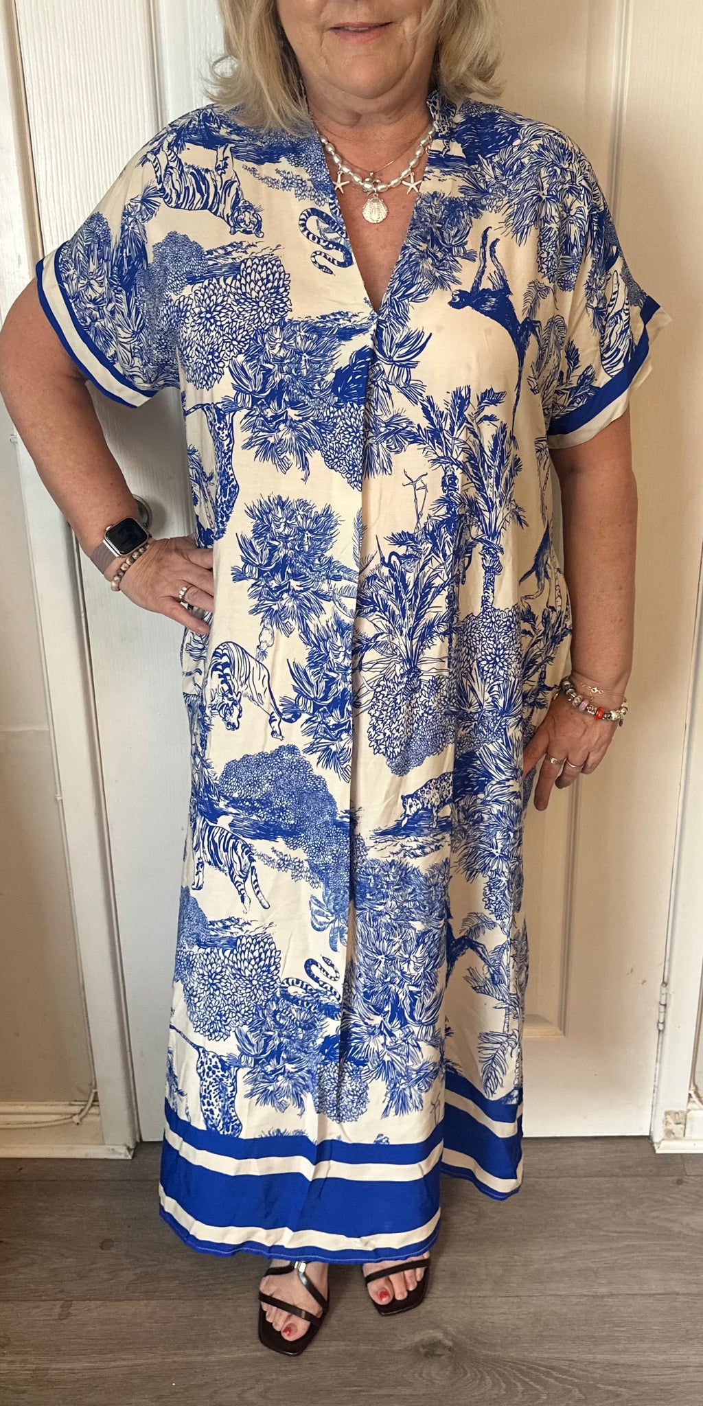 Willow Gorgeous printed dress with pockets and curved hem. 

One size fits 10-18/20

Viscose