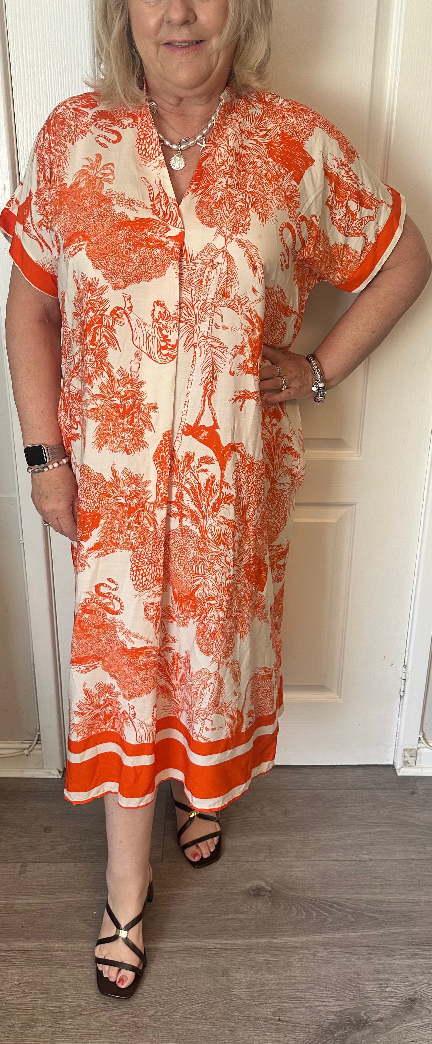 Willow Gorgeous printed dress with pockets and curved hem. 

One size fits 10-18/20

Viscose