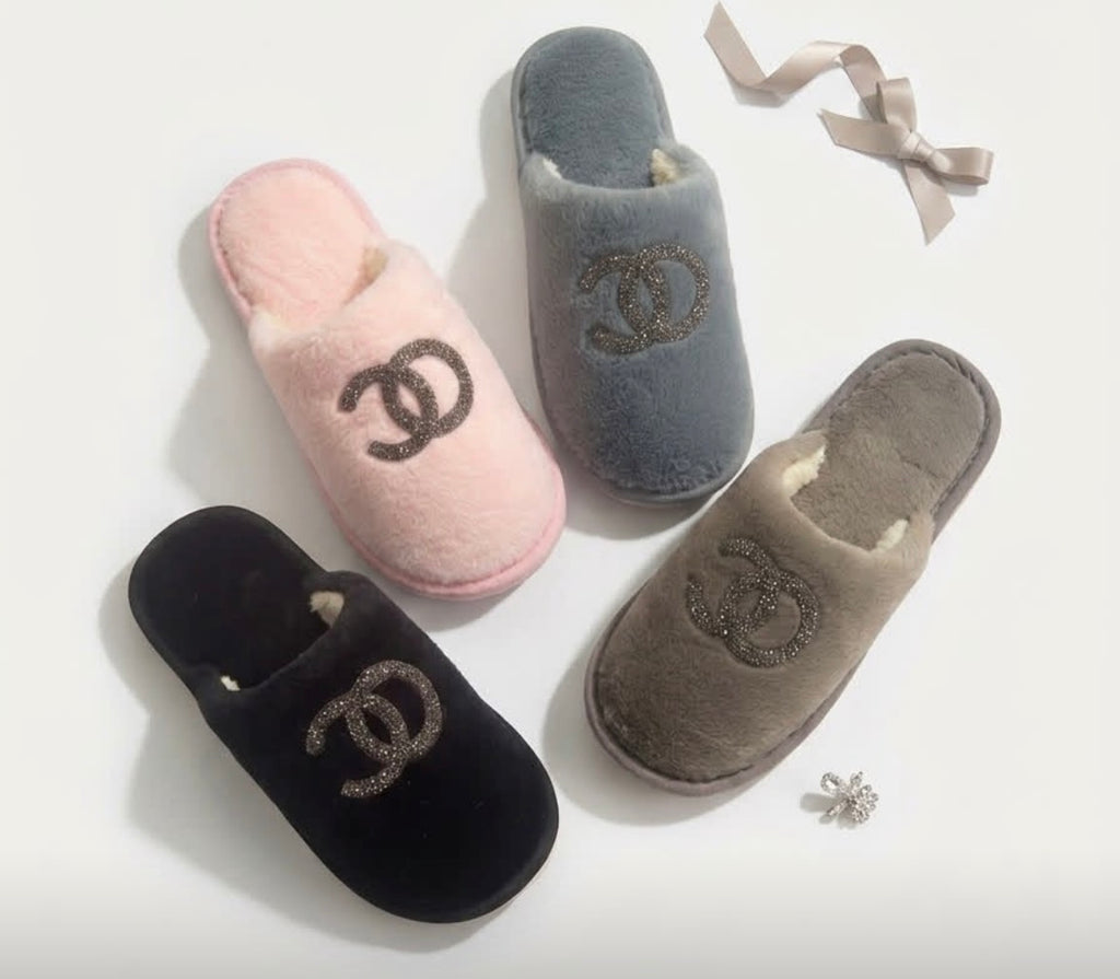 Chrissy.Gorgeous super comfy plush faux fur slippers with crystal detail. 
S-3/4 M-5/6 L-7/8 XL-8/9
True to size.