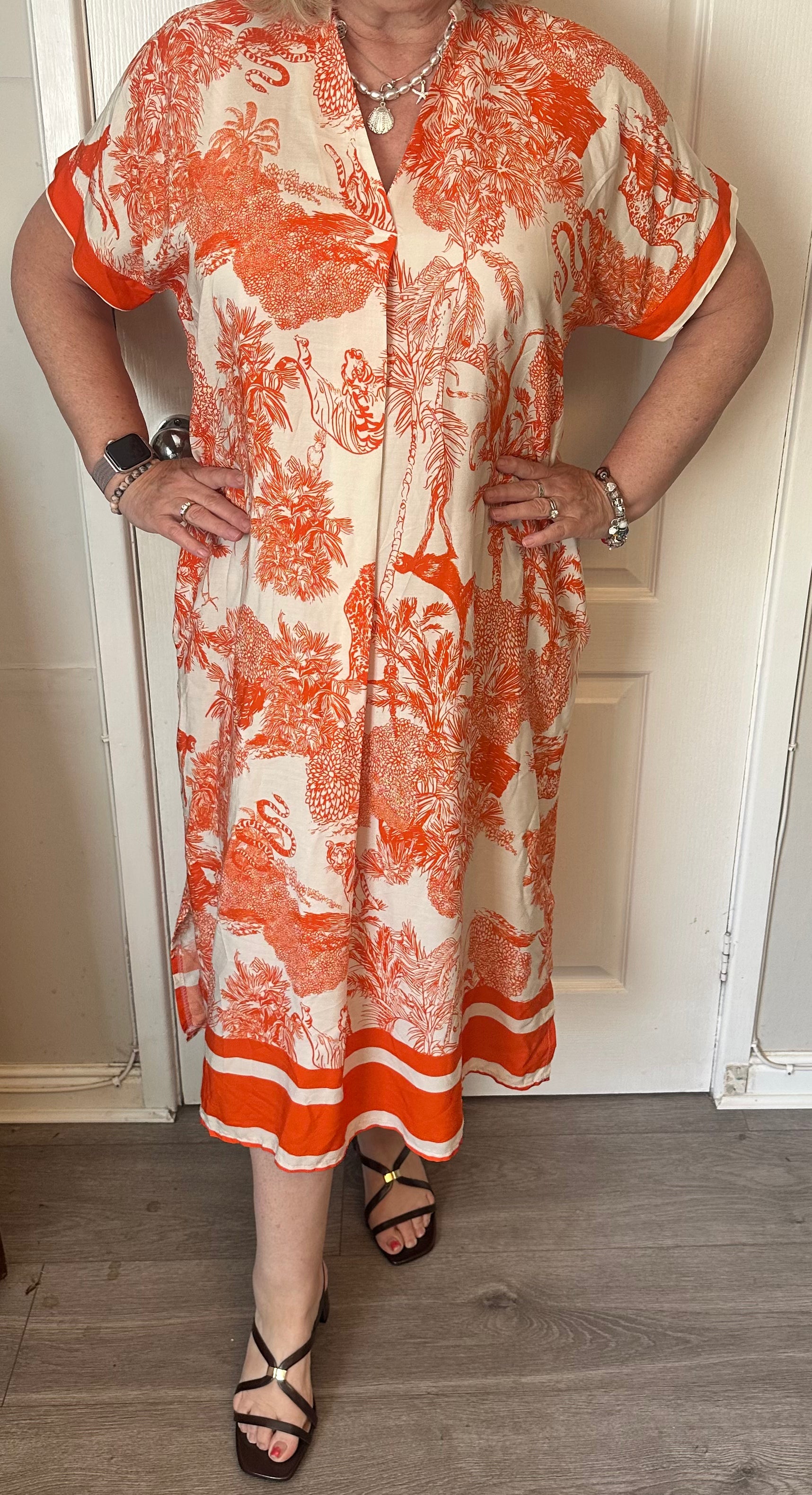 Willow Gorgeous printed dress with pockets and curved hem. 

One size fits 10-18/20

Viscose