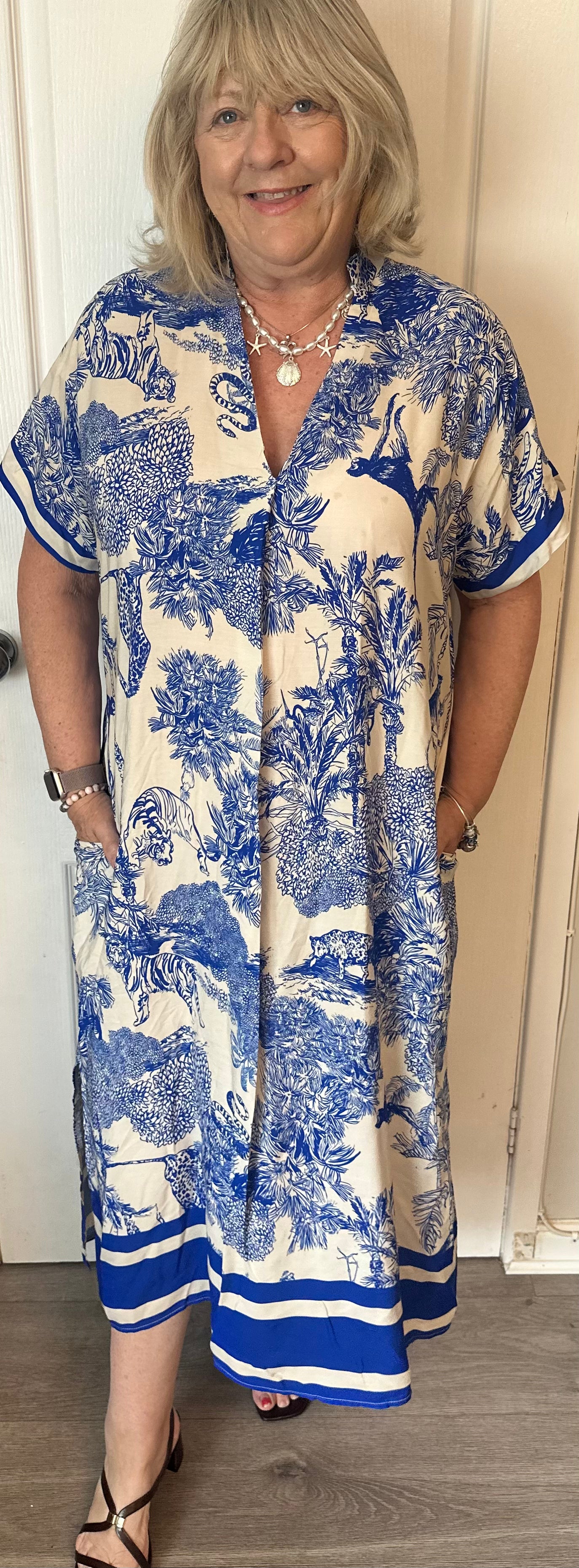 Willow Gorgeous printed dress with pockets and curved hem. 

One size fits 10-18/20

Viscose