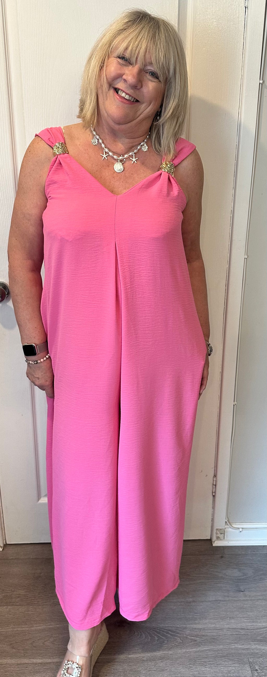 Jenny Stunning non crease flowy jumpsuit with pockets/flattering pleat front and adjustable gold buckle straps. 

One size fits 10-18
Inside leg approx 25 inches