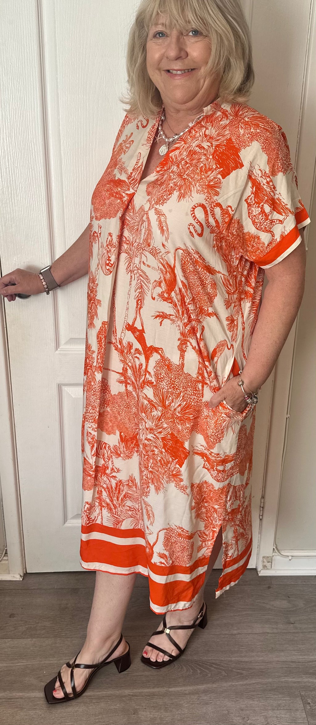 Willow Gorgeous printed dress with pockets and curved hem. 

One size fits 10-18/20

Viscose