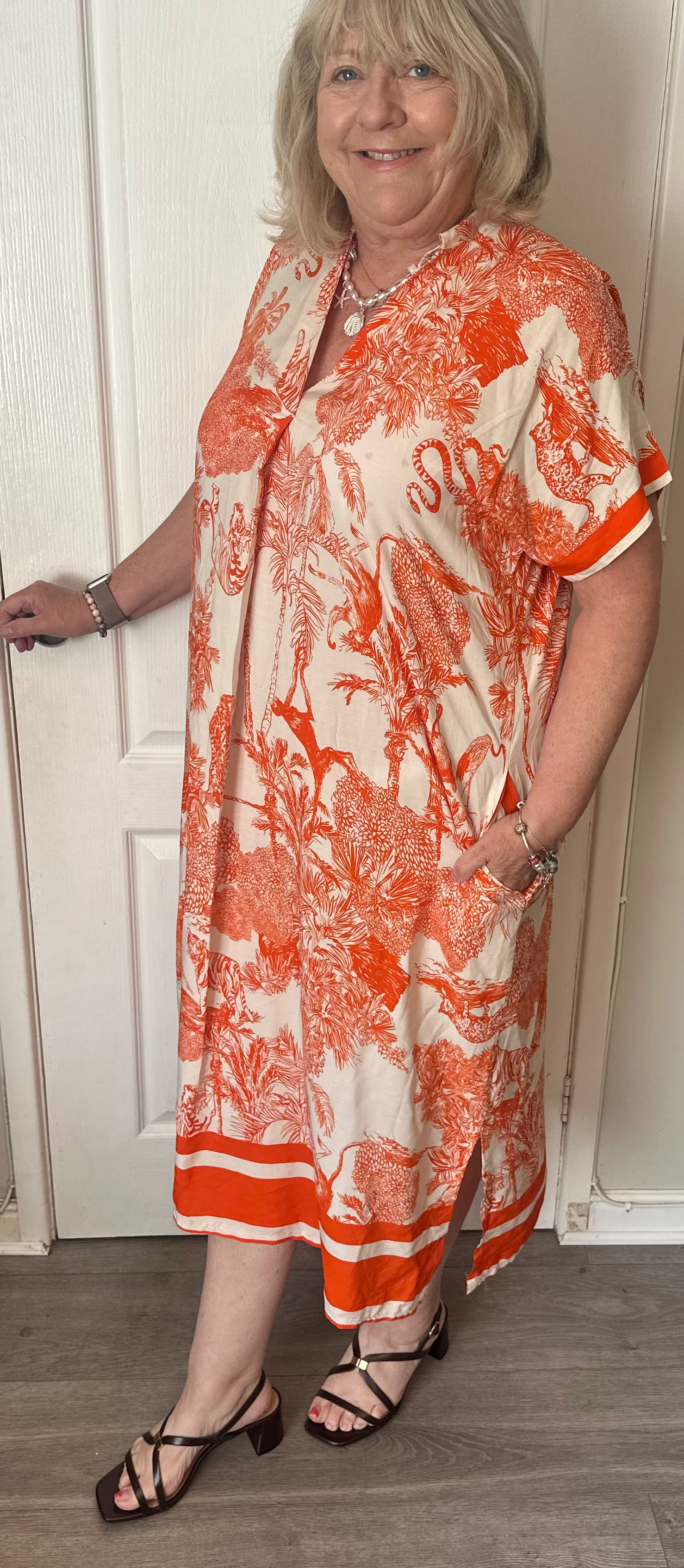Willow Gorgeous printed dress with pockets and curved hem. 

One size fits 10-18/20

Viscose
