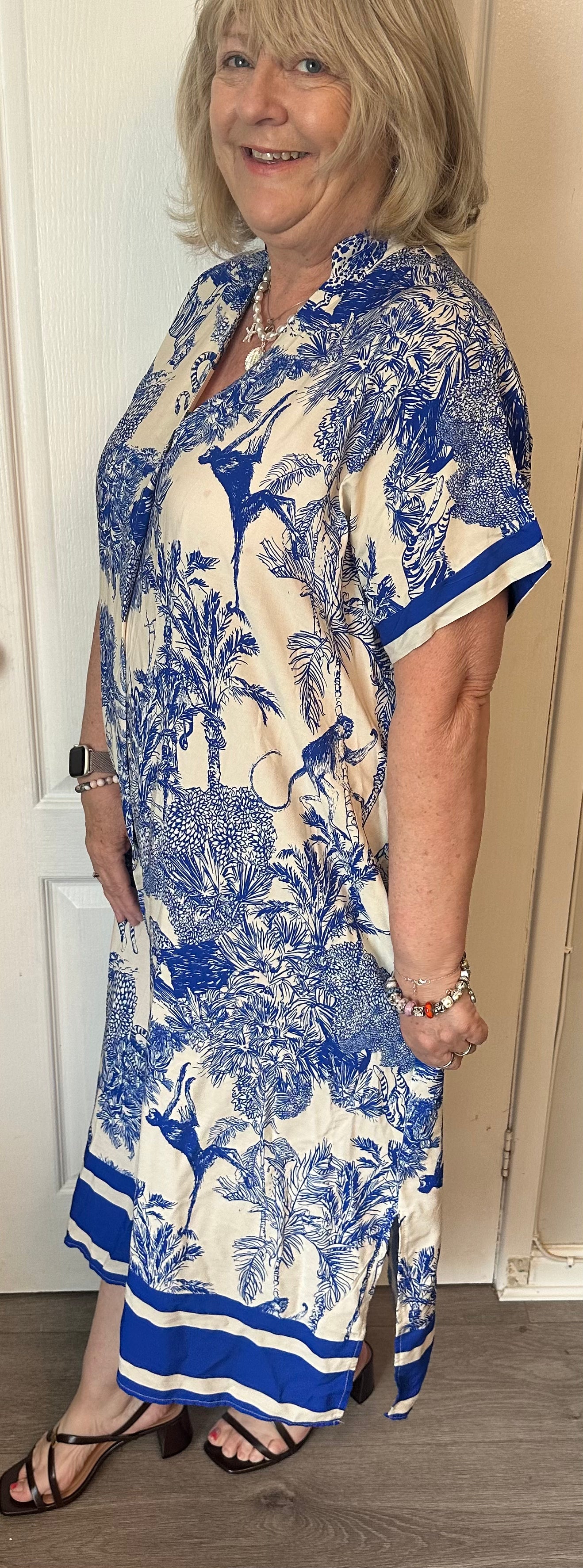 Willow Gorgeous printed dress with pockets and curved hem. 

One size fits 10-18/20

Viscose