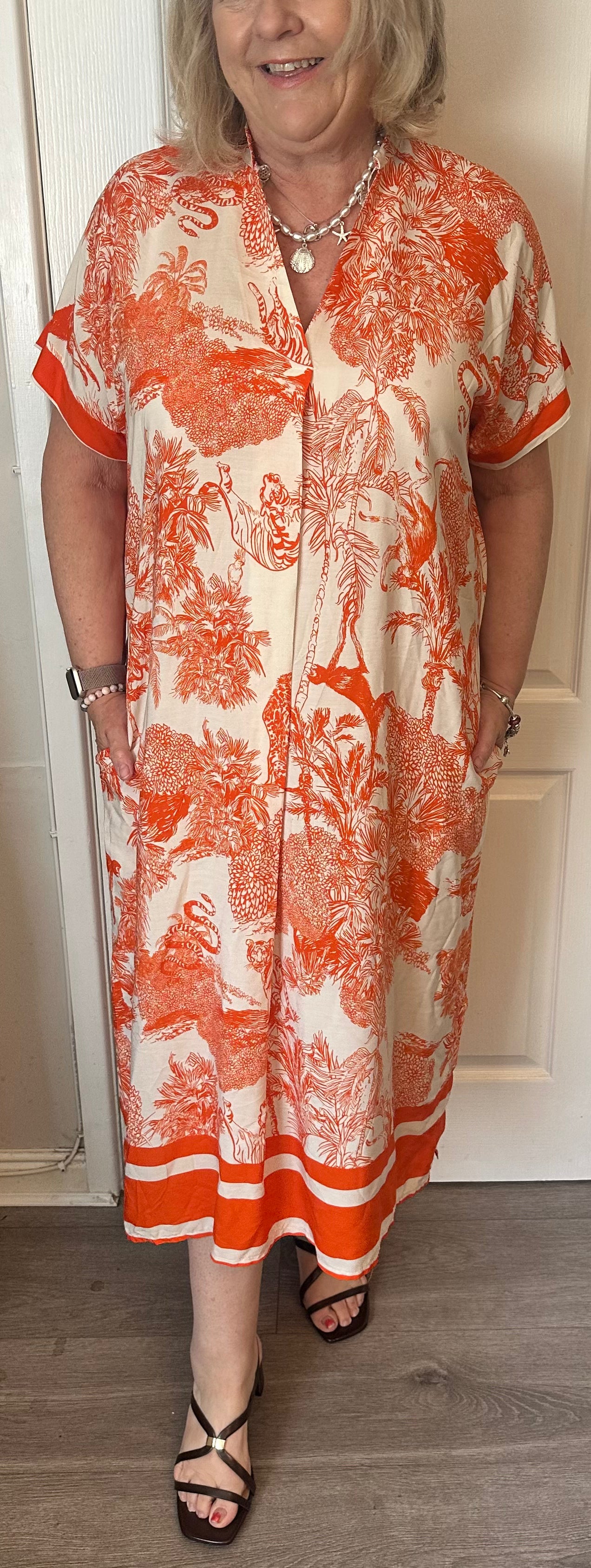 Willow Gorgeous printed dress with pockets and curved hem. 

One size fits 10-18/20

Viscose
