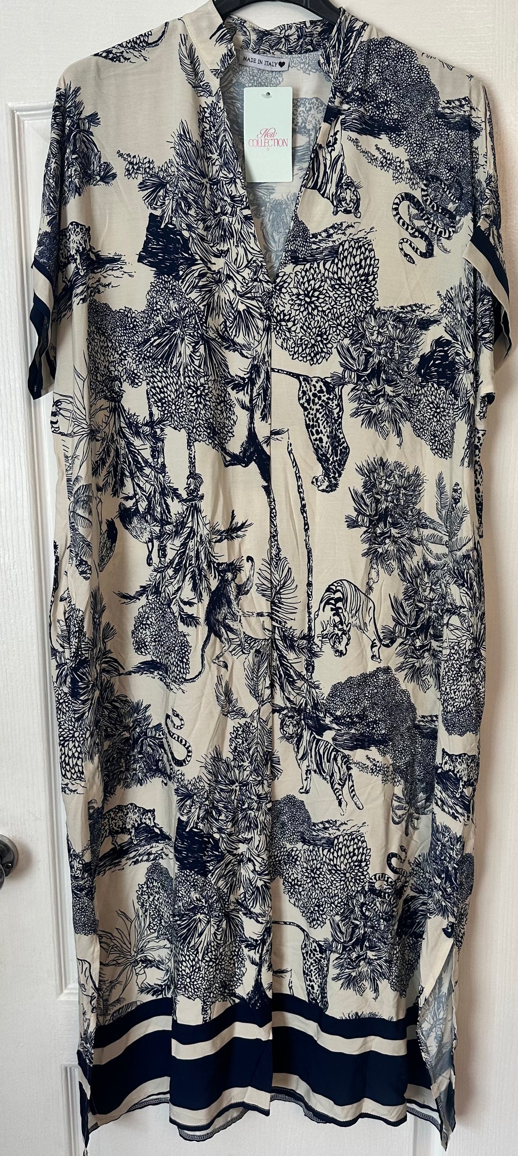Willow Gorgeous printed dress with pockets and curved hem. 

One size fits 10-18/20

Viscose