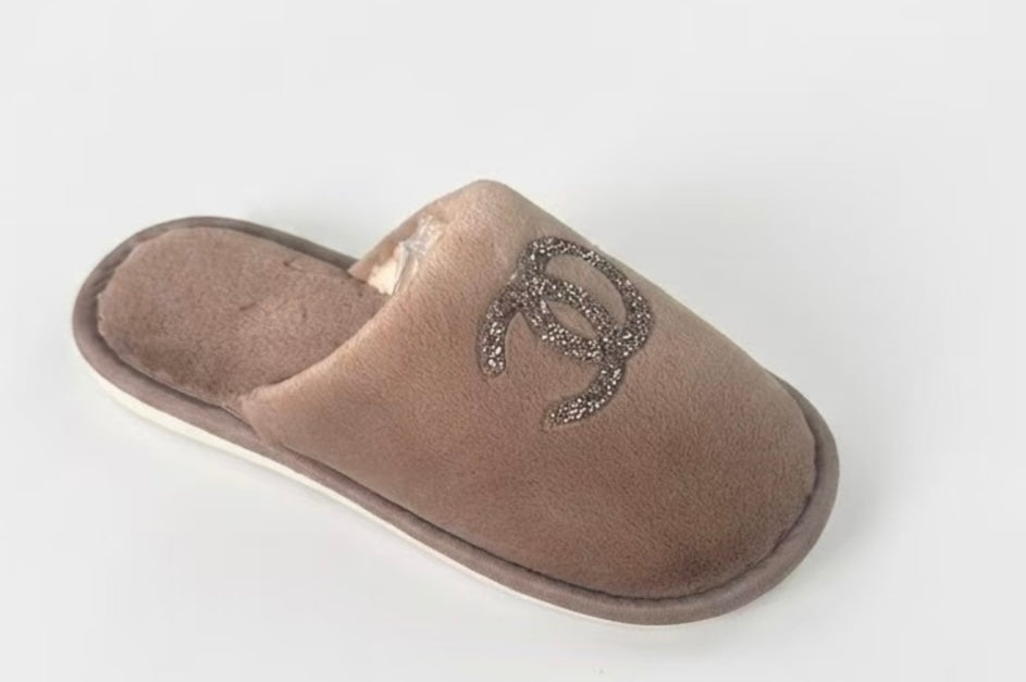 Chrissy.Gorgeous super comfy plush faux fur slippers with crystal detail. 
S-3/4 M-5/6 L-7/8 XL-8/9
True to size.
