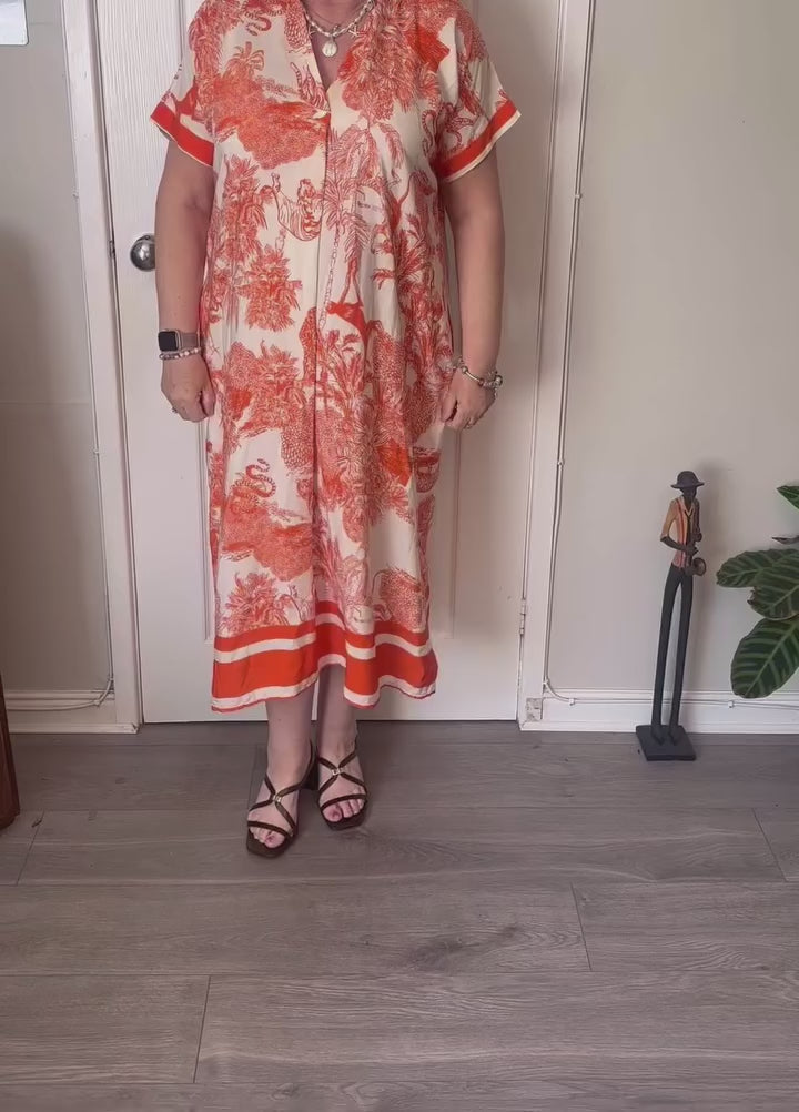 Willow Gorgeous printed dress with pockets and curved hem. 

One size fits 10-18/20

Viscose